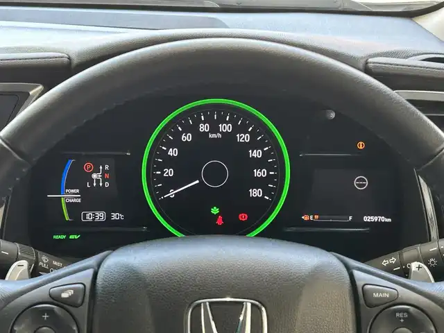 ホンダ シャトル ハイブリッド X ホンダセンシング 大阪府 2020(令2)年 2.6万km プラチナホワイトパール ワンオーナー/Honda　SENSING/・衝突軽減ブレーキ/・誤発進抑制機能/・歩行者事故低減ステアリング/・先行者発進お知らせ機能/・標識認識機能/・路外逸脱抑制機能/・ACCアダプティブクルーズコントロール/・車線維持支援システム後方誤発進抑制機能/8インチディーラーオプションナビ（VXM-207VFEi）/フルセグテレビ/AM/FM/BT/バックカメラ/前後純正ドライブレコーダー（ナビ連動タイプ）/フルフラットシート/ISOFIX/オートライト/ステアリングスイッチ/ビルドインETC/ドアバイザー/ハーフレザーシート/シートヒーター/スペアキー/取扱説明書/保証書