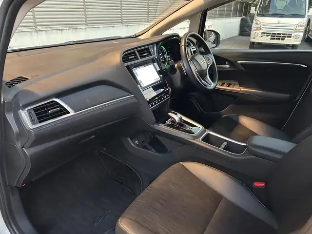 ホンダ シャトル ハイブリッド X ホンダセンシング 大阪府 2020(令2)年 2.6万km プラチナホワイトパール ワンオーナー/Honda　SENSING/・衝突軽減ブレーキ/・誤発進抑制機能/・歩行者事故低減ステアリング/・先行者発進お知らせ機能/・標識認識機能/・路外逸脱抑制機能/・ACCアダプティブクルーズコントロール/・車線維持支援システム後方誤発進抑制機能/8インチディーラーオプションナビ（VXM-207VFEi）/フルセグテレビ/AM/FM/BT/バックカメラ/前後純正ドライブレコーダー（ナビ連動タイプ）/フルフラットシート/ISOFIX/オートライト/ステアリングスイッチ/ビルドインETC/ドアバイザー/ハーフレザーシート/シートヒーター/スペアキー/取扱説明書/保証書