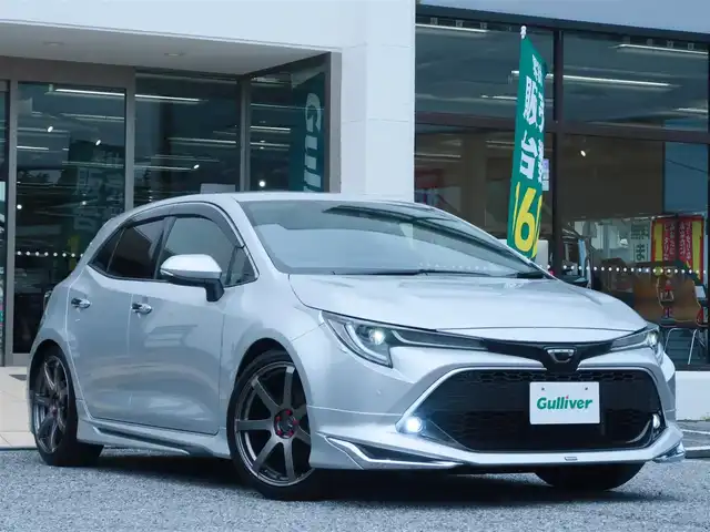 トヨタ カローラ スポーツ G Z 千葉県 2022(令4)年 1.9万km シルバーM モデリスタエアロ(F・S・R)/モデリスタ ドアハンドルプロテクター/運転席ドアのみ装着　未使用品1個有り/モデリスタ ドアハンドルガーニッシュ/BLITZ車高調/ENKEI PerformanceLine PF07 19インチAW/KENSTYLEステアリング TD03(レッドステッチ)/純正ステアリング有り/前後ドライブレコーダー/（CSD-790FHG・CSD-CM01)/純正フロアマット/純正ドアバイザー/純正レインクリアリングブルーミラー/通常ミラー有り/純正ディスプレイオーディオ/・AM/FM/CD/DVD/Bluetooth/フルセグTV/デジタルインナーミラー/ブラインドスポットモニター(BSM)/スマートキー×2本/ビルトインETC/ハーフレザー(赤/黒)/前席シートヒーター /パドルシフト/レーダークルーズコントロール/レーンキープアシスト/衝突軽減ブレーキ/オートハイビーム/LEDヘッドライト/LEDフォグランプ/ヘッドライトレベライザー/電動パーキングブレーキ/ブレーキホールド機能/先行車発進お知らせ機能/横滑り防止装置/USB充電/取扱説明書/保証書