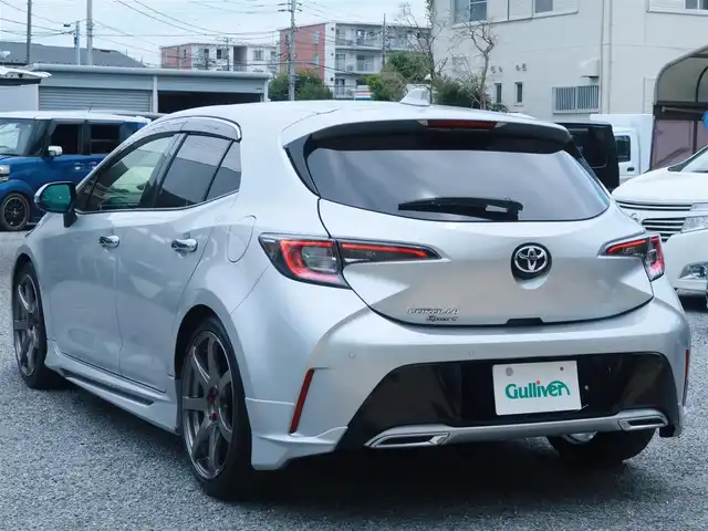 トヨタ カローラ スポーツ G Z 千葉県 2022(令4)年 1.9万km シルバーM モデリスタエアロ(F・S・R)/モデリスタ ドアハンドルプロテクター/運転席ドアのみ装着　未使用品1個有り/モデリスタ ドアハンドルガーニッシュ/BLITZ車高調/ENKEI PerformanceLine PF07 19インチAW/KENSTYLEステアリング TD03(レッドステッチ)/純正ステアリング有り/前後ドライブレコーダー/（CSD-790FHG・CSD-CM01)/純正フロアマット/純正ドアバイザー/純正レインクリアリングブルーミラー/通常ミラー有り/純正ディスプレイオーディオ/・AM/FM/CD/DVD/Bluetooth/フルセグTV/デジタルインナーミラー/ブラインドスポットモニター(BSM)/スマートキー×2本/ビルトインETC/ハーフレザー(赤/黒)/前席シートヒーター /パドルシフト/レーダークルーズコントロール/レーンキープアシスト/衝突軽減ブレーキ/オートハイビーム/LEDヘッドライト/LEDフォグランプ/ヘッドライトレベライザー/電動パーキングブレーキ/ブレーキホールド機能/先行車発進お知らせ機能/横滑り防止装置/USB充電/取扱説明書/保証書