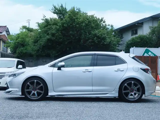 トヨタ カローラ スポーツ G Z 千葉県 2022(令4)年 1.9万km シルバーM モデリスタエアロ(F・S・R)/モデリスタ ドアハンドルプロテクター/運転席ドアのみ装着　未使用品1個有り/モデリスタ ドアハンドルガーニッシュ/BLITZ車高調/ENKEI PerformanceLine PF07 19インチAW/KENSTYLEステアリング TD03(レッドステッチ)/純正ステアリング有り/前後ドライブレコーダー/（CSD-790FHG・CSD-CM01)/純正フロアマット/純正ドアバイザー/純正レインクリアリングブルーミラー/通常ミラー有り/純正ディスプレイオーディオ/・AM/FM/CD/DVD/Bluetooth/フルセグTV/デジタルインナーミラー/ブラインドスポットモニター(BSM)/スマートキー×2本/ビルトインETC/ハーフレザー(赤/黒)/前席シートヒーター /パドルシフト/レーダークルーズコントロール/レーンキープアシスト/衝突軽減ブレーキ/オートハイビーム/LEDヘッドライト/LEDフォグランプ/ヘッドライトレベライザー/電動パーキングブレーキ/ブレーキホールド機能/先行車発進お知らせ機能/横滑り防止装置/USB充電/取扱説明書/保証書