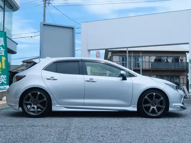 トヨタ カローラ スポーツ G Z 千葉県 2022(令4)年 1.9万km シルバーM モデリスタエアロ(F・S・R)/モデリスタ ドアハンドルプロテクター/運転席ドアのみ装着　未使用品1個有り/モデリスタ ドアハンドルガーニッシュ/BLITZ車高調/ENKEI PerformanceLine PF07 19インチAW/KENSTYLEステアリング TD03(レッドステッチ)/純正ステアリング有り/前後ドライブレコーダー/（CSD-790FHG・CSD-CM01)/純正フロアマット/純正ドアバイザー/純正レインクリアリングブルーミラー/通常ミラー有り/純正ディスプレイオーディオ/・AM/FM/CD/DVD/Bluetooth/フルセグTV/デジタルインナーミラー/ブラインドスポットモニター(BSM)/スマートキー×2本/ビルトインETC/ハーフレザー(赤/黒)/前席シートヒーター /パドルシフト/レーダークルーズコントロール/レーンキープアシスト/衝突軽減ブレーキ/オートハイビーム/LEDヘッドライト/LEDフォグランプ/ヘッドライトレベライザー/電動パーキングブレーキ/ブレーキホールド機能/先行車発進お知らせ機能/横滑り防止装置/USB充電/取扱説明書/保証書