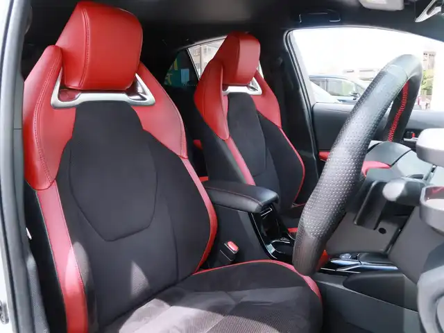 トヨタ カローラ スポーツ G Z 千葉県 2022(令4)年 1.9万km シルバーM モデリスタエアロ(F・S・R)/モデリスタ ドアハンドルプロテクター/運転席ドアのみ装着　未使用品1個有り/モデリスタ ドアハンドルガーニッシュ/BLITZ車高調/ENKEI PerformanceLine PF07 19インチAW/KENSTYLEステアリング TD03(レッドステッチ)/純正ステアリング有り/前後ドライブレコーダー/（CSD-790FHG・CSD-CM01)/純正フロアマット/純正ドアバイザー/純正レインクリアリングブルーミラー/通常ミラー有り/純正ディスプレイオーディオ/・AM/FM/CD/DVD/Bluetooth/フルセグTV/デジタルインナーミラー/ブラインドスポットモニター(BSM)/スマートキー×2本/ビルトインETC/ハーフレザー(赤/黒)/前席シートヒーター /パドルシフト/レーダークルーズコントロール/レーンキープアシスト/衝突軽減ブレーキ/オートハイビーム/LEDヘッドライト/LEDフォグランプ/ヘッドライトレベライザー/電動パーキングブレーキ/ブレーキホールド機能/先行車発進お知らせ機能/横滑り防止装置/USB充電/取扱説明書/保証書