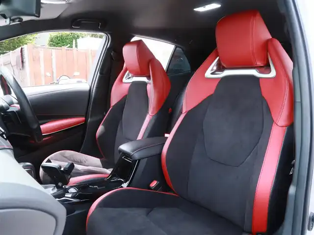 トヨタ カローラ スポーツ G Z 千葉県 2022(令4)年 1.9万km シルバーM モデリスタエアロ(F・S・R)/モデリスタ ドアハンドルプロテクター/運転席ドアのみ装着　未使用品1個有り/モデリスタ ドアハンドルガーニッシュ/BLITZ車高調/ENKEI PerformanceLine PF07 19インチAW/KENSTYLEステアリング TD03(レッドステッチ)/純正ステアリング有り/前後ドライブレコーダー/（CSD-790FHG・CSD-CM01)/純正フロアマット/純正ドアバイザー/純正レインクリアリングブルーミラー/通常ミラー有り/純正ディスプレイオーディオ/・AM/FM/CD/DVD/Bluetooth/フルセグTV/デジタルインナーミラー/ブラインドスポットモニター(BSM)/スマートキー×2本/ビルトインETC/ハーフレザー(赤/黒)/前席シートヒーター /パドルシフト/レーダークルーズコントロール/レーンキープアシスト/衝突軽減ブレーキ/オートハイビーム/LEDヘッドライト/LEDフォグランプ/ヘッドライトレベライザー/電動パーキングブレーキ/ブレーキホールド機能/先行車発進お知らせ機能/横滑り防止装置/USB充電/取扱説明書/保証書