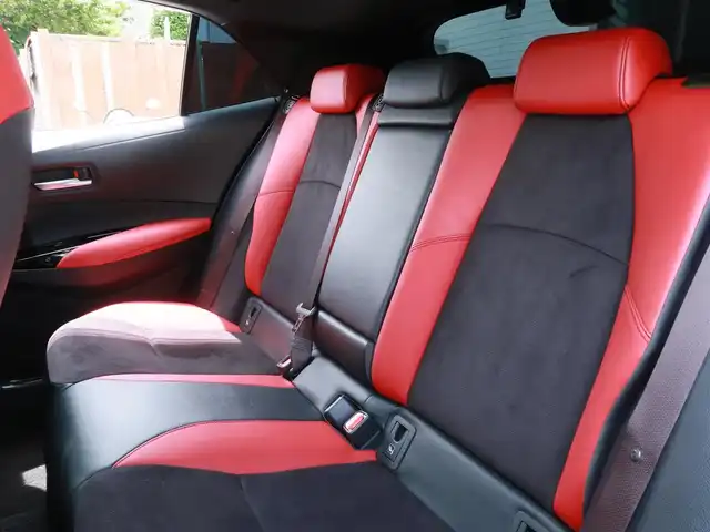 トヨタ カローラ スポーツ G Z 千葉県 2022(令4)年 1.9万km シルバーM モデリスタエアロ(F・S・R)/モデリスタ ドアハンドルプロテクター/運転席ドアのみ装着　未使用品1個有り/モデリスタ ドアハンドルガーニッシュ/BLITZ車高調/ENKEI PerformanceLine PF07 19インチAW/KENSTYLEステアリング TD03(レッドステッチ)/純正ステアリング有り/前後ドライブレコーダー/（CSD-790FHG・CSD-CM01)/純正フロアマット/純正ドアバイザー/純正レインクリアリングブルーミラー/通常ミラー有り/純正ディスプレイオーディオ/・AM/FM/CD/DVD/Bluetooth/フルセグTV/デジタルインナーミラー/ブラインドスポットモニター(BSM)/スマートキー×2本/ビルトインETC/ハーフレザー(赤/黒)/前席シートヒーター /パドルシフト/レーダークルーズコントロール/レーンキープアシスト/衝突軽減ブレーキ/オートハイビーム/LEDヘッドライト/LEDフォグランプ/ヘッドライトレベライザー/電動パーキングブレーキ/ブレーキホールド機能/先行車発進お知らせ機能/横滑り防止装置/USB充電/取扱説明書/保証書