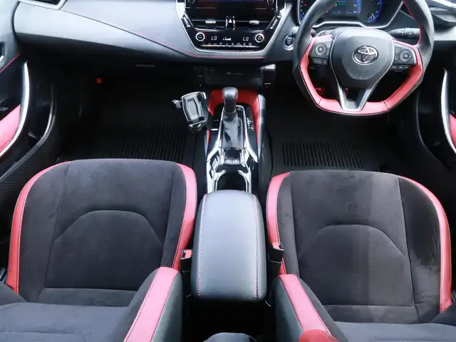 トヨタ カローラ スポーツ G Z 千葉県 2022(令4)年 1.9万km シルバーM モデリスタエアロ(F・S・R)/モデリスタ ドアハンドルプロテクター/運転席ドアのみ装着　未使用品1個有り/モデリスタ ドアハンドルガーニッシュ/BLITZ車高調/ENKEI PerformanceLine PF07 19インチAW/KENSTYLEステアリング TD03(レッドステッチ)/純正ステアリング有り/前後ドライブレコーダー/（CSD-790FHG・CSD-CM01)/純正フロアマット/純正ドアバイザー/純正レインクリアリングブルーミラー/通常ミラー有り/純正ディスプレイオーディオ/・AM/FM/CD/DVD/Bluetooth/フルセグTV/デジタルインナーミラー/ブラインドスポットモニター(BSM)/スマートキー×2本/ビルトインETC/ハーフレザー(赤/黒)/前席シートヒーター /パドルシフト/レーダークルーズコントロール/レーンキープアシスト/衝突軽減ブレーキ/オートハイビーム/LEDヘッドライト/LEDフォグランプ/ヘッドライトレベライザー/電動パーキングブレーキ/ブレーキホールド機能/先行車発進お知らせ機能/横滑り防止装置/USB充電/取扱説明書/保証書
