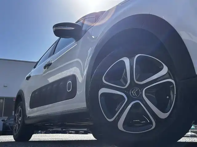 シトロエン シトロエン Ｃ３ フィール 熊本県 2020(令2)年 5.7万km ブランバンキーズ 純正ディスプレイオーディオ/【Bluetooth再生/MirrorLink/AndroidAuto】/アクティブセーフティブレーキ/レーンアシスト/パーキングセンサー/クルーズコントロール/インテリジェントハイビーム/LEDオートライト/トラクションコントロール/コーナーセンサー/ETC/ドライブレコーダー前後