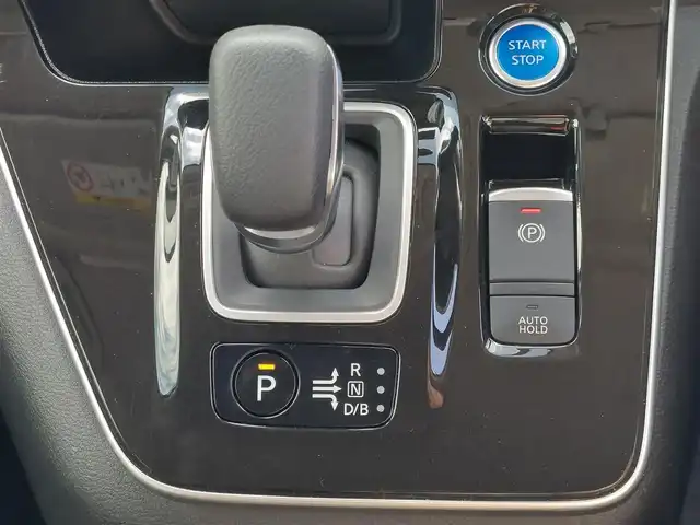日産 セレナ e－パワー ハイウェイスター V 東京都 2022(令4)年 4.1万km ブリリアントホワイトパール 全方位運転支援システム/・エマージェンシーブレーキ/・踏み間違い衝突防止アシスト/・車線逸脱防止支援/・ブラインドスポットアシスト/・プロパイロット/・アラウンドビューモニター/インテリジェントルームミラー/プッシュスタート/純正ナビ/フルセグTV/ETC/ドライブレコーダー/両側パワースライドドア/シートヒーター/ステアリングヒーター/パーソナルテーブル/後席ロールサンシェード/LEDヘッドライト/16インチ純正アルミホイール
