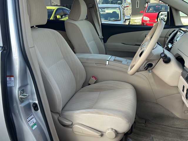 トヨタ エスティマ ハイブリッド X 山形県 2015(平27)年 10.1万km シルバーM 禁煙車/４WD/純正SDナビ/（AM/FM/TV/CD/DVD/SD/BT)/クルーズコントロール/ETC/フロントワイパーデアイサー/AC100V電源/nanoe/バックカメラ/片側パワースライドドア/オットマン/ステアリングスイッチ/ドアバイザー/電動格納ミラー/フォグランプ/純正AW