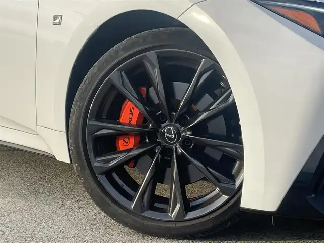 レクサス ＩＳ 300h Fスポーツ 東京都 2022(令4)年 3.4万km ホワイトノーヴァガラスフレーク メーカーナビ/フルセグTV/Bluetooth接続/パノラミックビューモニター/3連LEDヘッドライト/オレンジキャリパー/ETC/レザーシート/シートヒーター/レクサスセーフティシステム/プリクラッシュセーフティ/レーンキープアシスト/ブラインドスポットモニター/アダプティブクルーズコントロール/スマートキー/プッシュスタート/サイドエアバック/カーテンエアバック