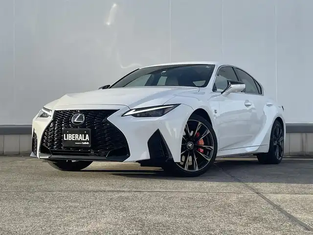 レクサス ＩＳ 300h Fスポーツ 東京都 2022(令4)年 3.4万km ホワイトノーヴァガラスフレーク メーカーナビ/フルセグTV/Bluetooth接続/パノラミックビューモニター/3連LEDヘッドライト/オレンジキャリパー/ETC/レザーシート/シートヒーター/レクサスセーフティシステム/プリクラッシュセーフティ/レーンキープアシスト/ブラインドスポットモニター/アダプティブクルーズコントロール/スマートキー/プッシュスタート/サイドエアバック/カーテンエアバック