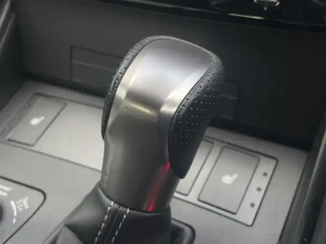 レクサス ＩＳ 300h Fスポーツ 東京都 2022(令4)年 3.4万km ホワイトノーヴァガラスフレーク メーカーナビ/フルセグTV/Bluetooth接続/パノラミックビューモニター/3連LEDヘッドライト/オレンジキャリパー/ETC/レザーシート/シートヒーター/レクサスセーフティシステム/プリクラッシュセーフティ/レーンキープアシスト/ブラインドスポットモニター/アダプティブクルーズコントロール/スマートキー/プッシュスタート/サイドエアバック/カーテンエアバック