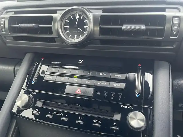 レクサス ＩＳ 300h Fスポーツ 東京都 2022(令4)年 3.4万km ホワイトノーヴァガラスフレーク メーカーナビ/フルセグTV/Bluetooth接続/パノラミックビューモニター/3連LEDヘッドライト/オレンジキャリパー/ETC/レザーシート/シートヒーター/レクサスセーフティシステム/プリクラッシュセーフティ/レーンキープアシスト/ブラインドスポットモニター/アダプティブクルーズコントロール/スマートキー/プッシュスタート/サイドエアバック/カーテンエアバック