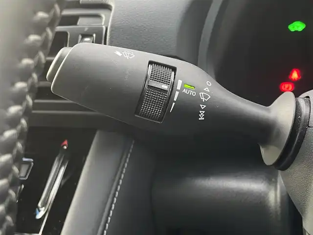 レクサス ＩＳ 300h Fスポーツ 東京都 2022(令4)年 3.4万km ホワイトノーヴァガラスフレーク メーカーナビ/フルセグTV/Bluetooth接続/パノラミックビューモニター/3連LEDヘッドライト/オレンジキャリパー/ETC/レザーシート/シートヒーター/レクサスセーフティシステム/プリクラッシュセーフティ/レーンキープアシスト/ブラインドスポットモニター/アダプティブクルーズコントロール/スマートキー/プッシュスタート/サイドエアバック/カーテンエアバック