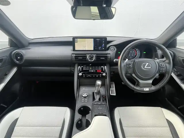 レクサス ＩＳ 300h Fスポーツ 東京都 2022(令4)年 3.4万km ホワイトノーヴァガラスフレーク メーカーナビ/フルセグTV/Bluetooth接続/パノラミックビューモニター/3連LEDヘッドライト/オレンジキャリパー/ETC/レザーシート/シートヒーター/レクサスセーフティシステム/プリクラッシュセーフティ/レーンキープアシスト/ブラインドスポットモニター/アダプティブクルーズコントロール/スマートキー/プッシュスタート/サイドエアバック/カーテンエアバック
