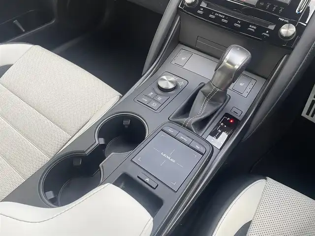 レクサス ＩＳ 300h Fスポーツ 東京都 2022(令4)年 3.4万km ホワイトノーヴァガラスフレーク メーカーナビ/フルセグTV/Bluetooth接続/パノラミックビューモニター/3連LEDヘッドライト/オレンジキャリパー/ETC/レザーシート/シートヒーター/レクサスセーフティシステム/プリクラッシュセーフティ/レーンキープアシスト/ブラインドスポットモニター/アダプティブクルーズコントロール/スマートキー/プッシュスタート/サイドエアバック/カーテンエアバック