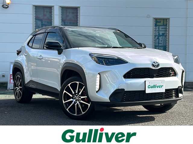 トヨタ ヤリスクロス ハイブリッド GRスポーツ 愛知県 2025(令7)年 0.8万km ブラックマイカ/プラチナホワイトパールマイカ /禁煙車/ワンオーナー//8インチディスプレイオーディオ/　（コネクティッドナビ）//フルセグTV・Bluetooth・USB//ビルトインETC2.0//バックカメラ・パノラミックビューモニター//前後ドライブレコーダー//トヨタセーフティセンス//プリクラッシュセーフティ//レーンディパーチャーアラート//レーダークルーズコントロール/　（全車速追従機能付き）//オートマチックハイビーム//ブラインドスポットモニター//クリアランスソナー//パーキングサポートブレーキ//安心降車アシスト//ロードサインアシスト//前席シートヒーター//ステアリングヒーター//パワーバックドア//電動パーキング・ブレーキホールド//横滑り防止装置（TRC）//EVモード//純正１８インチアルミ//LEDオートライト//電動格納ミラーウィンカー//GR用フロアマット//純正ドアバイザー//ISOFIX//プッシュスタート//取扱説明書/新車保証書//スペアキー