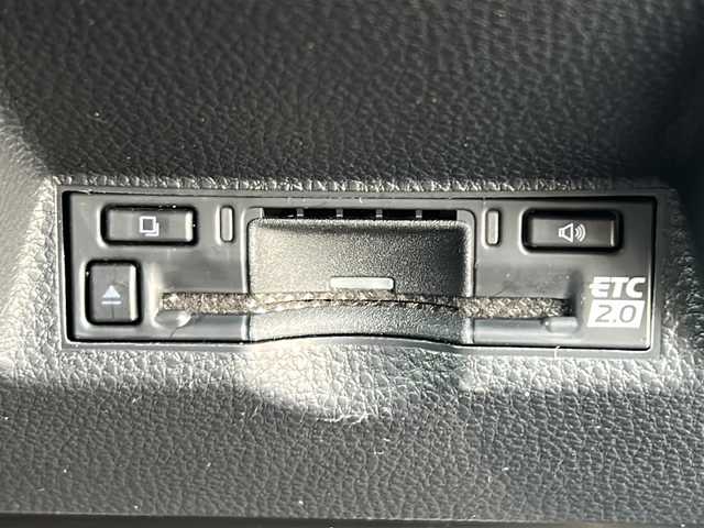 トヨタ ヤリスクロス ハイブリッド GRスポーツ 愛知県 2025(令7)年 0.8万km ブラックマイカ/プラチナホワイトパールマイカ /禁煙車/ワンオーナー//8インチディスプレイオーディオ/　（コネクティッドナビ）//フルセグTV・Bluetooth・USB//ビルトインETC2.0//バックカメラ・パノラミックビューモニター//前後ドライブレコーダー//トヨタセーフティセンス//プリクラッシュセーフティ//レーンディパーチャーアラート//レーダークルーズコントロール/　（全車速追従機能付き）//オートマチックハイビーム//ブラインドスポットモニター//クリアランスソナー//パーキングサポートブレーキ//安心降車アシスト//ロードサインアシスト//前席シートヒーター//ステアリングヒーター//パワーバックドア//電動パーキング・ブレーキホールド//横滑り防止装置（TRC）//EVモード//純正１８インチアルミ//LEDオートライト//電動格納ミラーウィンカー//GR用フロアマット//純正ドアバイザー//ISOFIX//プッシュスタート//取扱説明書/新車保証書//スペアキー