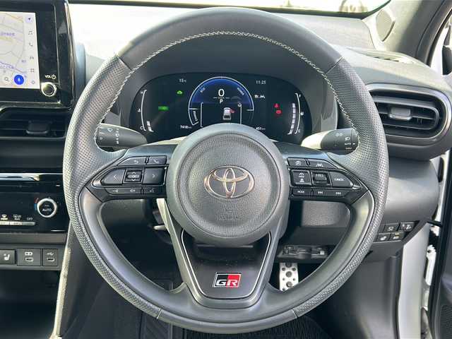 トヨタ ヤリスクロス ハイブリッド GRスポーツ 愛知県 2025(令7)年 0.8万km ブラックマイカ/プラチナホワイトパールマイカ /禁煙車/ワンオーナー//8インチディスプレイオーディオ/　（コネクティッドナビ）//フルセグTV・Bluetooth・USB//ビルトインETC2.0//バックカメラ・パノラミックビューモニター//前後ドライブレコーダー//トヨタセーフティセンス//プリクラッシュセーフティ//レーンディパーチャーアラート//レーダークルーズコントロール/　（全車速追従機能付き）//オートマチックハイビーム//ブラインドスポットモニター//クリアランスソナー//パーキングサポートブレーキ//安心降車アシスト//ロードサインアシスト//前席シートヒーター//ステアリングヒーター//パワーバックドア//電動パーキング・ブレーキホールド//横滑り防止装置（TRC）//EVモード//純正１８インチアルミ//LEDオートライト//電動格納ミラーウィンカー//GR用フロアマット//純正ドアバイザー//ISOFIX//プッシュスタート//取扱説明書/新車保証書//スペアキー