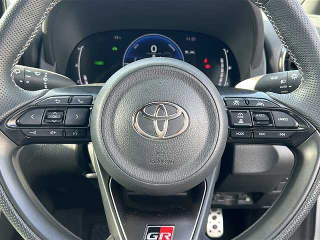 トヨタ ヤリスクロス ハイブリッド GRスポーツ 愛知県 2025(令7)年 0.8万km ブラックマイカ/プラチナホワイトパールマイカ /禁煙車/ワンオーナー//8インチディスプレイオーディオ/　（コネクティッドナビ）//フルセグTV・Bluetooth・USB//ビルトインETC2.0//バックカメラ・パノラミックビューモニター//前後ドライブレコーダー//トヨタセーフティセンス//プリクラッシュセーフティ//レーンディパーチャーアラート//レーダークルーズコントロール/　（全車速追従機能付き）//オートマチックハイビーム//ブラインドスポットモニター//クリアランスソナー//パーキングサポートブレーキ//安心降車アシスト//ロードサインアシスト//前席シートヒーター//ステアリングヒーター//パワーバックドア//電動パーキング・ブレーキホールド//横滑り防止装置（TRC）//EVモード//純正１８インチアルミ//LEDオートライト//電動格納ミラーウィンカー//GR用フロアマット//純正ドアバイザー//ISOFIX//プッシュスタート//取扱説明書/新車保証書//スペアキー