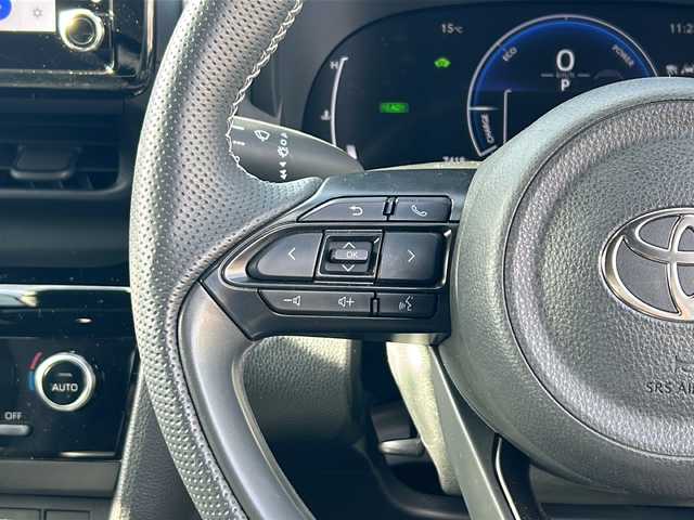 トヨタ ヤリスクロス ハイブリッド GRスポーツ 愛知県 2025(令7)年 0.8万km ブラックマイカ/プラチナホワイトパールマイカ /禁煙車/ワンオーナー//8インチディスプレイオーディオ/　（コネクティッドナビ）//フルセグTV・Bluetooth・USB//ビルトインETC2.0//バックカメラ・パノラミックビューモニター//前後ドライブレコーダー//トヨタセーフティセンス//プリクラッシュセーフティ//レーンディパーチャーアラート//レーダークルーズコントロール/　（全車速追従機能付き）//オートマチックハイビーム//ブラインドスポットモニター//クリアランスソナー//パーキングサポートブレーキ//安心降車アシスト//ロードサインアシスト//前席シートヒーター//ステアリングヒーター//パワーバックドア//電動パーキング・ブレーキホールド//横滑り防止装置（TRC）//EVモード//純正１８インチアルミ//LEDオートライト//電動格納ミラーウィンカー//GR用フロアマット//純正ドアバイザー//ISOFIX//プッシュスタート//取扱説明書/新車保証書//スペアキー