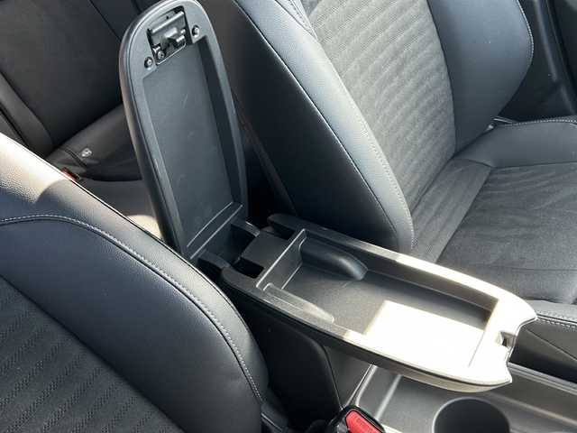 トヨタ ヤリスクロス ハイブリッド GRスポーツ 愛知県 2025(令7)年 0.8万km ブラックマイカ/プラチナホワイトパールマイカ /禁煙車/ワンオーナー//8インチディスプレイオーディオ/　（コネクティッドナビ）//フルセグTV・Bluetooth・USB//ビルトインETC2.0//バックカメラ・パノラミックビューモニター//前後ドライブレコーダー//トヨタセーフティセンス//プリクラッシュセーフティ//レーンディパーチャーアラート//レーダークルーズコントロール/　（全車速追従機能付き）//オートマチックハイビーム//ブラインドスポットモニター//クリアランスソナー//パーキングサポートブレーキ//安心降車アシスト//ロードサインアシスト//前席シートヒーター//ステアリングヒーター//パワーバックドア//電動パーキング・ブレーキホールド//横滑り防止装置（TRC）//EVモード//純正１８インチアルミ//LEDオートライト//電動格納ミラーウィンカー//GR用フロアマット//純正ドアバイザー//ISOFIX//プッシュスタート//取扱説明書/新車保証書//スペアキー