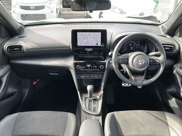 トヨタ ヤリスクロス ハイブリッド GRスポーツ 愛知県 2025(令7)年 0.8万km ブラックマイカ/プラチナホワイトパールマイカ /禁煙車/ワンオーナー//8インチディスプレイオーディオ/　（コネクティッドナビ）//フルセグTV・Bluetooth・USB//ビルトインETC2.0//バックカメラ・パノラミックビューモニター//前後ドライブレコーダー//トヨタセーフティセンス//プリクラッシュセーフティ//レーンディパーチャーアラート//レーダークルーズコントロール/　（全車速追従機能付き）//オートマチックハイビーム//ブラインドスポットモニター//クリアランスソナー//パーキングサポートブレーキ//安心降車アシスト//ロードサインアシスト//前席シートヒーター//ステアリングヒーター//パワーバックドア//電動パーキング・ブレーキホールド//横滑り防止装置（TRC）//EVモード//純正１８インチアルミ//LEDオートライト//電動格納ミラーウィンカー//GR用フロアマット//純正ドアバイザー//ISOFIX//プッシュスタート//取扱説明書/新車保証書//スペアキー