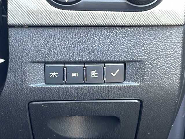 シボレー キャプティバ ラグジュアリー 愛知県 2017(平29)年 9.8万km パール ワンオーナー/ディスプレイオーディオ/バックカメラ/電動スライドサンルーフ/ルーフレール/純正１９インチアルミホイール/Bluetooth・AM・FM・USB・AUX/ETC・前後ドライブレコーダー/レザーシート/運転席パワーシート/運転席助手席シートヒーター/純正フロアマット/ヒルディセントコントロール/クルーズコントロール/ブラインドスポットモニター(BSM)/前後クリアランスソナ―/横滑り防止/電動格納ミラー/HIDヘッドライト/オートライト/フロント・リヤフォグランプ/リモコンキー/イモビライザー/新車保証書/取扱説明書