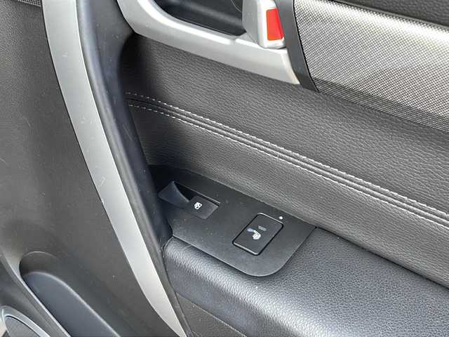 シボレー キャプティバ ラグジュアリー 愛知県 2017(平29)年 9.8万km パール ワンオーナー/ディスプレイオーディオ/バックカメラ/電動スライドサンルーフ/ルーフレール/純正１９インチアルミホイール/Bluetooth・AM・FM・USB・AUX/ETC・前後ドライブレコーダー/レザーシート/運転席パワーシート/運転席助手席シートヒーター/純正フロアマット/ヒルディセントコントロール/クルーズコントロール/ブラインドスポットモニター(BSM)/前後クリアランスソナ―/横滑り防止/電動格納ミラー/HIDヘッドライト/オートライト/フロント・リヤフォグランプ/リモコンキー/イモビライザー/新車保証書/取扱説明書