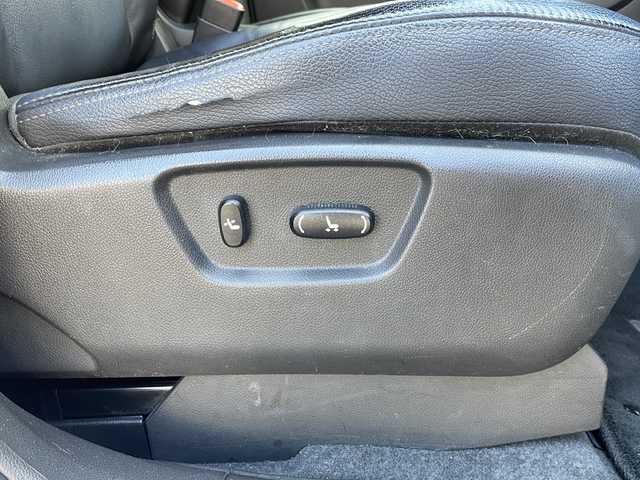 シボレー キャプティバ ラグジュアリー 愛知県 2017(平29)年 9.8万km パール ワンオーナー/ディスプレイオーディオ/バックカメラ/電動スライドサンルーフ/ルーフレール/純正１９インチアルミホイール/Bluetooth・AM・FM・USB・AUX/ETC・前後ドライブレコーダー/レザーシート/運転席パワーシート/運転席助手席シートヒーター/純正フロアマット/ヒルディセントコントロール/クルーズコントロール/ブラインドスポットモニター(BSM)/前後クリアランスソナ―/横滑り防止/電動格納ミラー/HIDヘッドライト/オートライト/フロント・リヤフォグランプ/リモコンキー/イモビライザー/新車保証書/取扱説明書