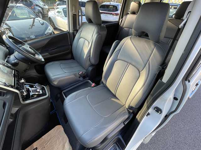 日産 セレナ e－パワー ハイウェイスター V 愛媛県 2018(平30)年 2万km ブリリアントホワイトパール 純正9型ナビ(Bluetooth/フルセグTV)/純正フリップダウンモニター/両側パワースライドドア/全周囲カメラ/純正フルエアロ/プロパイロット/クリアランスソナー/ドライブレコーダー/インテリジェントルームミラー/RS-R車高調/レザー調シートカバー/革巻ステアリング/ステアリングリモコン/ステアリングヒーター/LEDヘッドライト/電動パーキングブレーキ/AutoHold機能/現状サマー(社外AW)(225/35/R19)/タイヤ付純正AW(6部山)/純正サス有