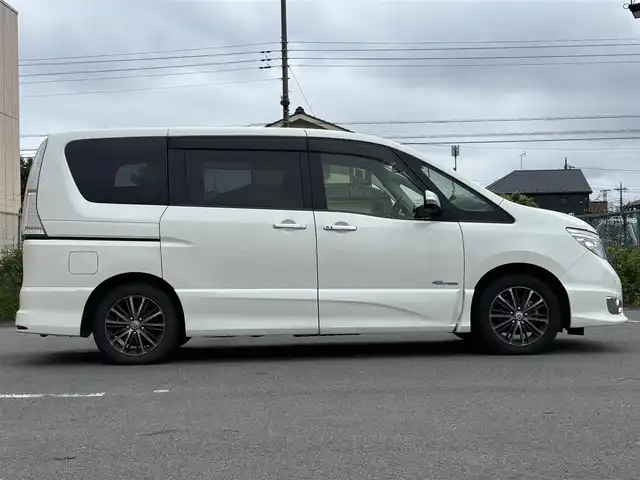 日産 セレナ ハイウェイS S HV Aセーフ 東京都 2014(平26)年 8.1万km ブリリアントホワイトパール アイドリングストップ/ヒルスタートアシスト/VDC/アラウンドビューモニター/フロント/バックソナー /エマージェンシーブレーキ/LDW（車線逸脱警報）/踏み間違い衝突防止アシスト/ふらつき警報/両側電動スライドドア（両側スライドドアオートクローザー）/サイドシルスポイラー/リアエアロバンパー/Highway STARエンブレム/クリアレンズリアコンビネーションランプ（S字デザイン）/ボディ同色電動格納ドアミラー/ウィンカーミラー/ヒーター付ドアミラー/グロスブラックインパネ加飾/メッキ枠付シルバーシフトレバー/革巻きステアリングホイール/無塗装ドアスイッチベース/SRSエアバック（運転席/助手席）/オートエアコン/リアエアコン/上下調整式ヘッドレスト（２列目）/折りたたみ格納式パーソナルテーブル（２列目）/インテリジェントキー/プッシュエンジンスターター/イモビライザー/純正ナビ/ドライブレコーダー/ＥＴＣ/純正タイヤ有