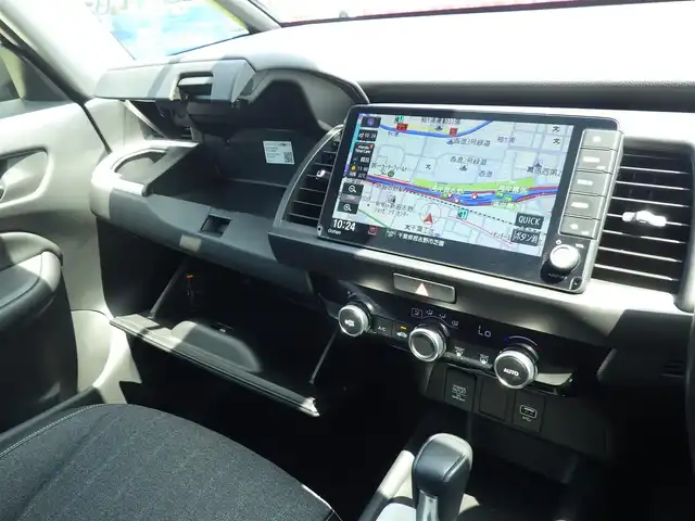 ホンダ フィット e:HEVホーム 千葉県 2023(令5)年 2.6万km フィヨルドミストパール ホンダセンシング/・衝突軽減ブレーキ（CMBS）/・車線維持支援システム（LKAS）/・アダプティブクルーズコントロール（ACC）/・後方誤発進抑制機能/・誤発進抑制機能/ハーフレザーシート/純正SDナビ/地デジTV/【DVD/CD再生機能】/バックカメラ/ドライブレコーダー（前後撮影）/革巻きステアリング/ステアリングスイッチ/ETC（2.0）/LEDヘッドライト/ウインカーミラー/コーナーセンサー/サイド/カーテンエアバッグ/Honda スマートキー