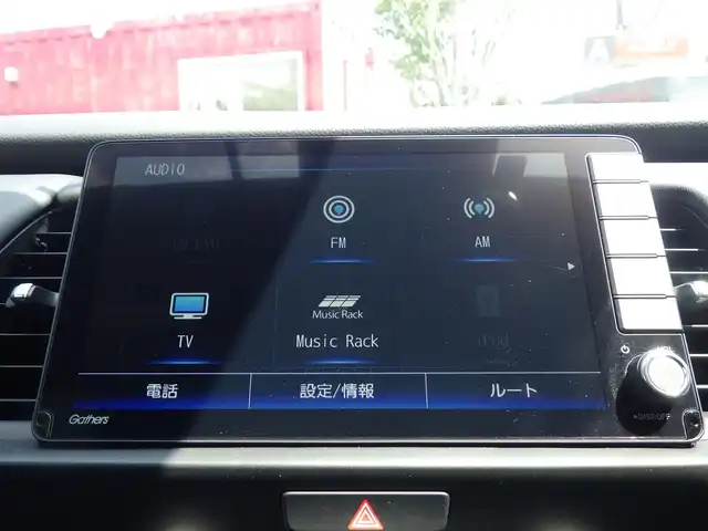 ホンダ フィット e:HEVホーム 千葉県 2023(令5)年 2.6万km フィヨルドミストパール ホンダセンシング/・衝突軽減ブレーキ（CMBS）/・車線維持支援システム（LKAS）/・アダプティブクルーズコントロール（ACC）/・後方誤発進抑制機能/・誤発進抑制機能/ハーフレザーシート/純正SDナビ/地デジTV/【DVD/CD再生機能】/バックカメラ/ドライブレコーダー（前後撮影）/革巻きステアリング/ステアリングスイッチ/ETC（2.0）/LEDヘッドライト/ウインカーミラー/コーナーセンサー/サイド/カーテンエアバッグ/Honda スマートキー