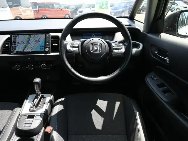 ホンダ フィット e:HEVホーム 千葉県 2023(令5)年 2.6万km フィヨルドミストパール ホンダセンシング/・衝突軽減ブレーキ（CMBS）/・車線維持支援システム（LKAS）/・アダプティブクルーズコントロール（ACC）/・後方誤発進抑制機能/・誤発進抑制機能/ハーフレザーシート/純正SDナビ/地デジTV/【DVD/CD再生機能】/バックカメラ/ドライブレコーダー（前後撮影）/革巻きステアリング/ステアリングスイッチ/ETC（2.0）/LEDヘッドライト/ウインカーミラー/コーナーセンサー/サイド/カーテンエアバッグ/Honda スマートキー