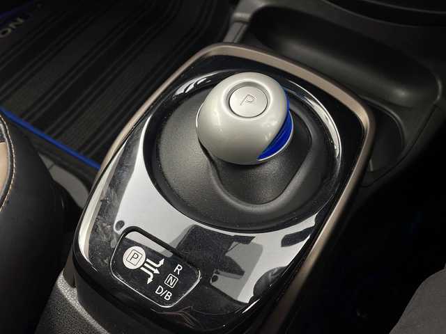 日産 ノート e－パワー メダリスト 栃木県 2019(令1)年 4.9万km ブリリアントホワイトパール 純正SDナビ/（フルセグ/BT/CD/DVD/AM/FM）/全周囲カメラ/バック／サイド/フロントカメラ/衝突軽減システム/車線逸脱抑制機能/横滑り防止/レーダークルーズコントロール/ETC/ドライブレコーダー/ハーフレザーシート/LEDヘッドライト/フォグライト/純正15インチアルミホイール/純正フロアマット/電動格納ミラー/プッシュスタート/スマートキー/スペアキー