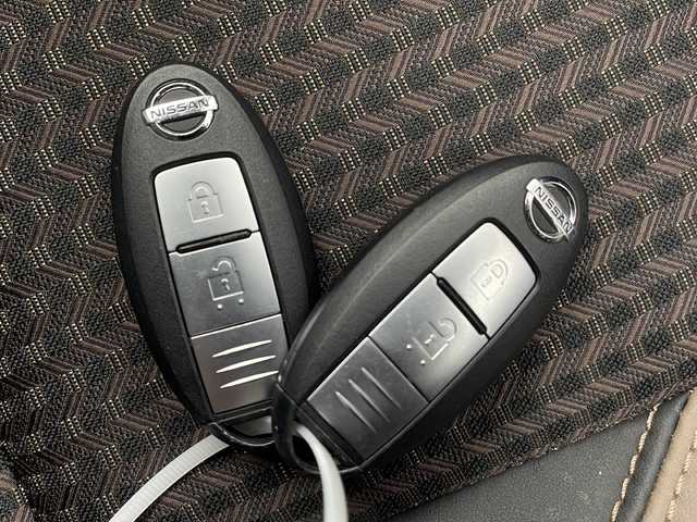 日産 ノート e－パワー メダリスト 栃木県 2019(令1)年 4.9万km ブリリアントホワイトパール 純正SDナビ/（フルセグ/BT/CD/DVD/AM/FM）/全周囲カメラ/バック／サイド/フロントカメラ/衝突軽減システム/車線逸脱抑制機能/横滑り防止/レーダークルーズコントロール/ETC/ドライブレコーダー/ハーフレザーシート/LEDヘッドライト/フォグライト/純正15インチアルミホイール/純正フロアマット/電動格納ミラー/プッシュスタート/スマートキー/スペアキー