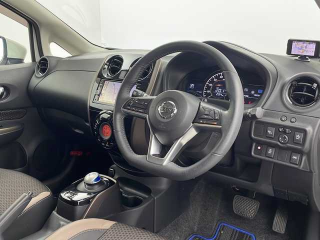 日産 ノート e－パワー メダリスト 栃木県 2019(令1)年 4.9万km ブリリアントホワイトパール 純正SDナビ/（フルセグ/BT/CD/DVD/AM/FM）/全周囲カメラ/バック／サイド/フロントカメラ/衝突軽減システム/車線逸脱抑制機能/横滑り防止/レーダークルーズコントロール/ETC/ドライブレコーダー/ハーフレザーシート/LEDヘッドライト/フォグライト/純正15インチアルミホイール/純正フロアマット/電動格納ミラー/プッシュスタート/スマートキー/スペアキー