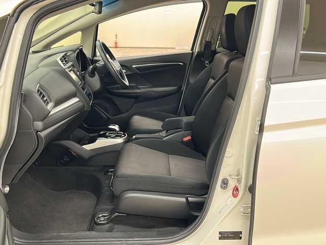 ホンダ フィット ハイブリット Fパッケージ コンフォートED 道央・札幌 2017(平29)年 14.2万km プレミアムホワイトパールⅡ 社外ディスプレイオーディオ//4WD//バックカメラ//アイドリングストップ//ドアバイザー//プッシュスタート//ETC//シートヒータ//エンジンスターター//オートライト