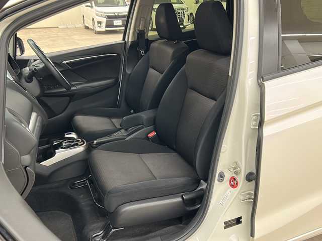 ホンダ フィット ハイブリット Fパッケージ コンフォートED 道央・札幌 2017(平29)年 14.2万km プレミアムホワイトパールⅡ 社外ディスプレイオーディオ//4WD//バックカメラ//アイドリングストップ//ドアバイザー//プッシュスタート//ETC//シートヒータ//エンジンスターター//オートライト