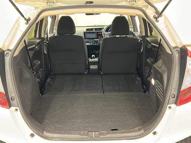 ホンダ フィット ハイブリット Fパッケージ コンフォートED 道央・札幌 2017(平29)年 14.2万km プレミアムホワイトパールⅡ 社外ディスプレイオーディオ//4WD//バックカメラ//アイドリングストップ//ドアバイザー//プッシュスタート//ETC//シートヒータ//エンジンスターター//オートライト