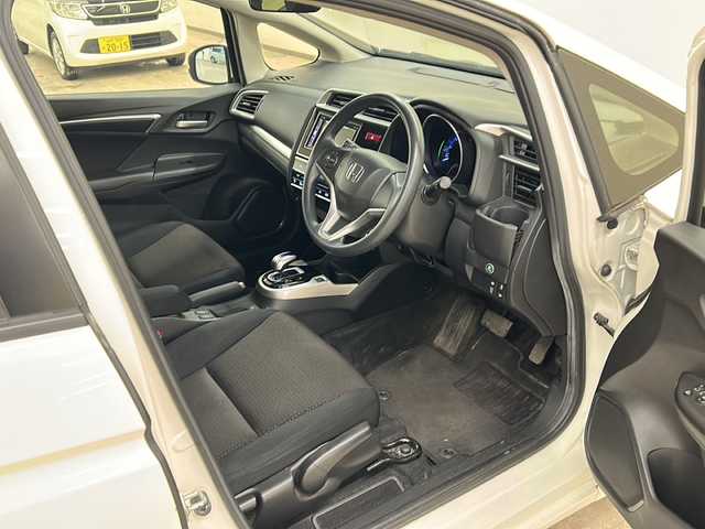 ホンダ フィット ハイブリット Fパッケージ コンフォートED 道央・札幌 2017(平29)年 14.2万km プレミアムホワイトパールⅡ 社外ディスプレイオーディオ//4WD//バックカメラ//アイドリングストップ//ドアバイザー//プッシュスタート//ETC//シートヒータ//エンジンスターター//オートライト