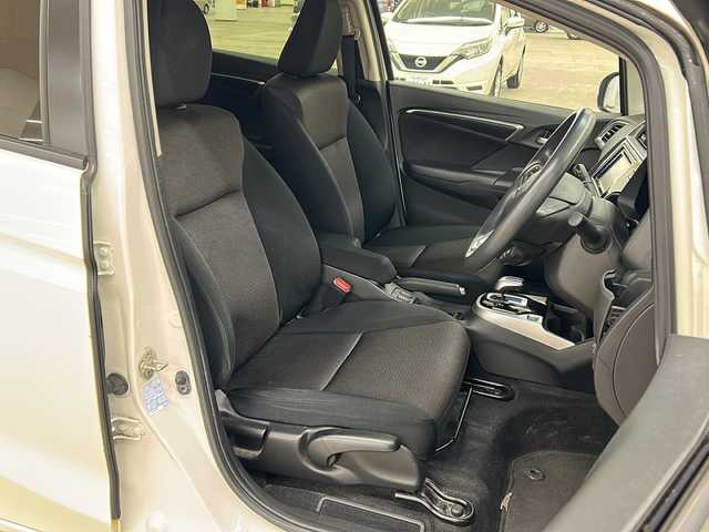 ホンダ フィット ハイブリット Fパッケージ コンフォートED 道央・札幌 2017(平29)年 14.2万km プレミアムホワイトパールⅡ 社外ディスプレイオーディオ//4WD//バックカメラ//アイドリングストップ//ドアバイザー//プッシュスタート//ETC//シートヒータ//エンジンスターター//オートライト