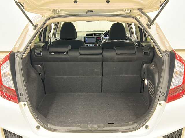 ホンダ フィット ハイブリット Fパッケージ コンフォートED 道央・札幌 2017(平29)年 14.2万km プレミアムホワイトパールⅡ 社外ディスプレイオーディオ//4WD//バックカメラ//アイドリングストップ//ドアバイザー//プッシュスタート//ETC//シートヒータ//エンジンスターター//オートライト