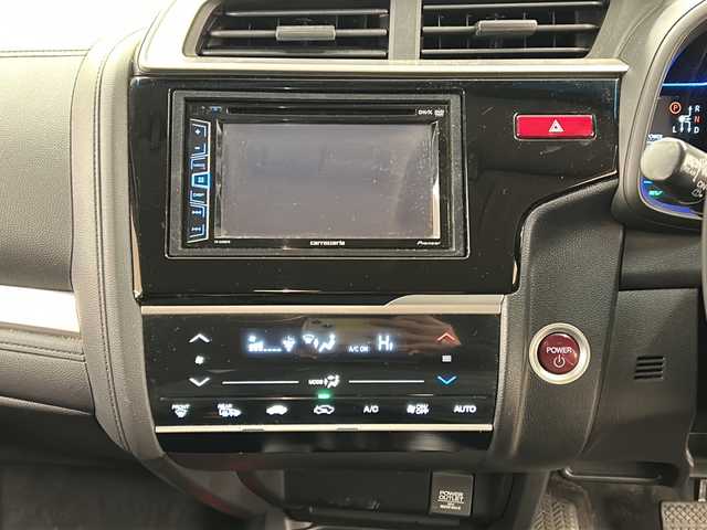 ホンダ フィット ハイブリット Fパッケージ コンフォートED 道央・札幌 2017(平29)年 14.2万km プレミアムホワイトパールⅡ 社外ディスプレイオーディオ//4WD//バックカメラ//アイドリングストップ//ドアバイザー//プッシュスタート//ETC//シートヒータ//エンジンスターター//オートライト