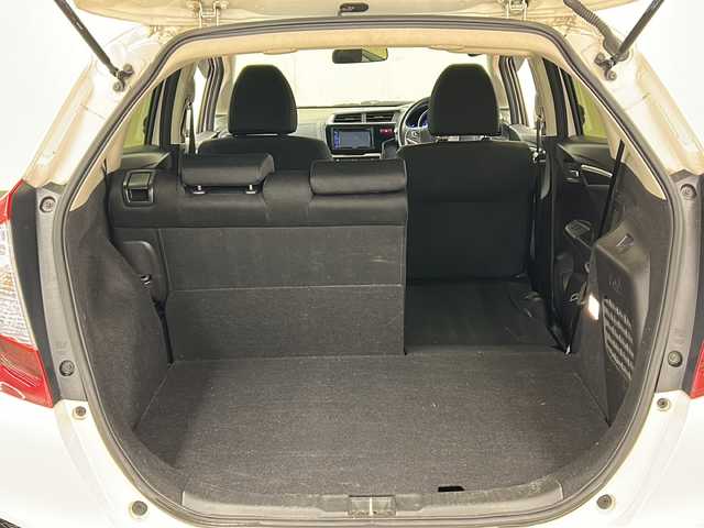 ホンダ フィット ハイブリット Fパッケージ コンフォートED 道央・札幌 2017(平29)年 14.2万km プレミアムホワイトパールⅡ 社外ディスプレイオーディオ//4WD//バックカメラ//アイドリングストップ//ドアバイザー//プッシュスタート//ETC//シートヒータ//エンジンスターター//オートライト