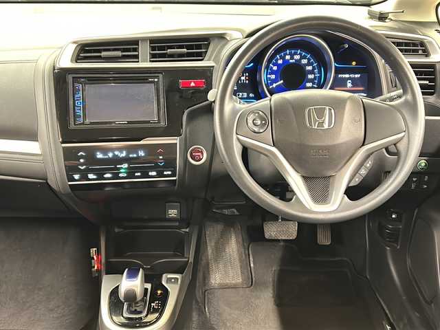 ホンダ フィット ハイブリット Fパッケージ コンフォートED 道央・札幌 2017(平29)年 14.2万km プレミアムホワイトパールⅡ 社外ディスプレイオーディオ//4WD//バックカメラ//アイドリングストップ//ドアバイザー//プッシュスタート//ETC//シートヒータ//エンジンスターター//オートライト