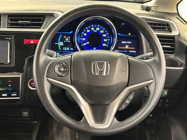 ホンダ フィット ハイブリット Fパッケージ コンフォートED 道央・札幌 2017(平29)年 14.2万km プレミアムホワイトパールⅡ 社外ディスプレイオーディオ//4WD//バックカメラ//アイドリングストップ//ドアバイザー//プッシュスタート//ETC//シートヒータ//エンジンスターター//オートライト