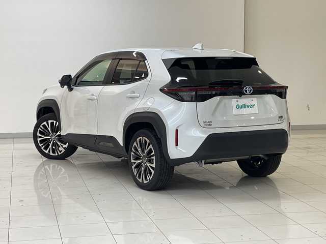 トヨタ ヤリスクロス ハイブリッド Z 新潟県 2023(令5)年 2.3万km プラチナホワイトパールマイカ 4WD/純正メモリナビ/BT/USB/フルセグテレビ/バックカメラ/ETC/ドライブレコーダー/衝突被害軽減ブレーキ/レーンキープアシスト/レーダークルーズコントロール/半革シート/運転席パワーシート/シートヒーター/ステアリングヒーター/ステアリングスイッチ/コーナーセンサー/スマートキー/プッシュスタート/LEDヘッドライト/オートライト/オートハイビーム/純正18インチアルミホイール