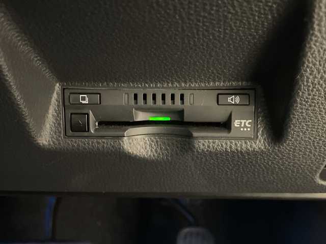 トヨタ ヤリスクロス ハイブリッド Z 新潟県 2023(令5)年 2.3万km プラチナホワイトパールマイカ 4WD/純正メモリナビ/BT/USB/フルセグテレビ/バックカメラ/ETC/ドライブレコーダー/衝突被害軽減ブレーキ/レーンキープアシスト/レーダークルーズコントロール/半革シート/運転席パワーシート/シートヒーター/ステアリングヒーター/ステアリングスイッチ/コーナーセンサー/スマートキー/プッシュスタート/LEDヘッドライト/オートライト/オートハイビーム/純正18インチアルミホイール